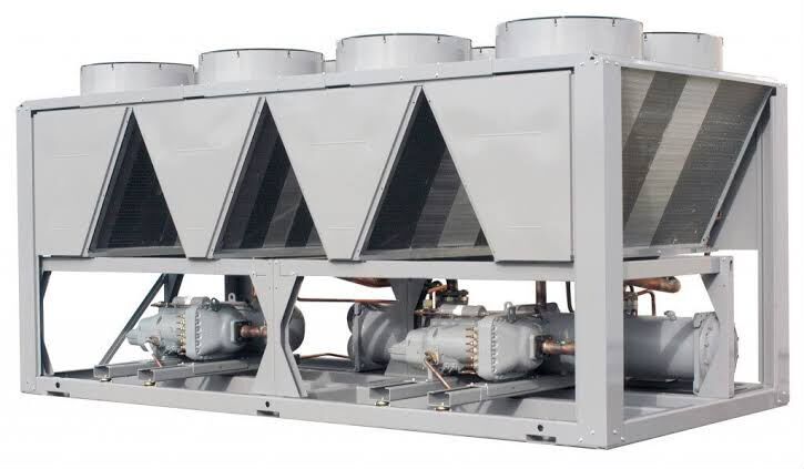 Air-cooled chiller with compressors