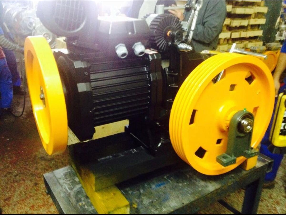 Elevator traction machine with yellow sheaves